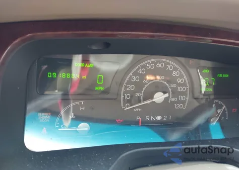 2004 Lincoln Town Car Ultimate z USA, uszkodzony, nr VIN 1LNHM83W04Y687649